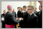 Biskup Ryszard Kasyna wręcza indeksy nowym klerykom