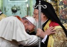 Patriarcha Bartłomiej błogosławi papieża Franciszka